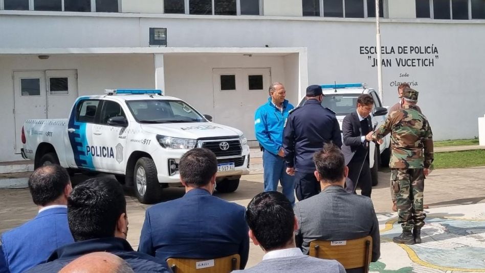  El gobernador Axel Kicillof entregó ayer nuevos móviles policiales al intendente Hernán Bertellys  