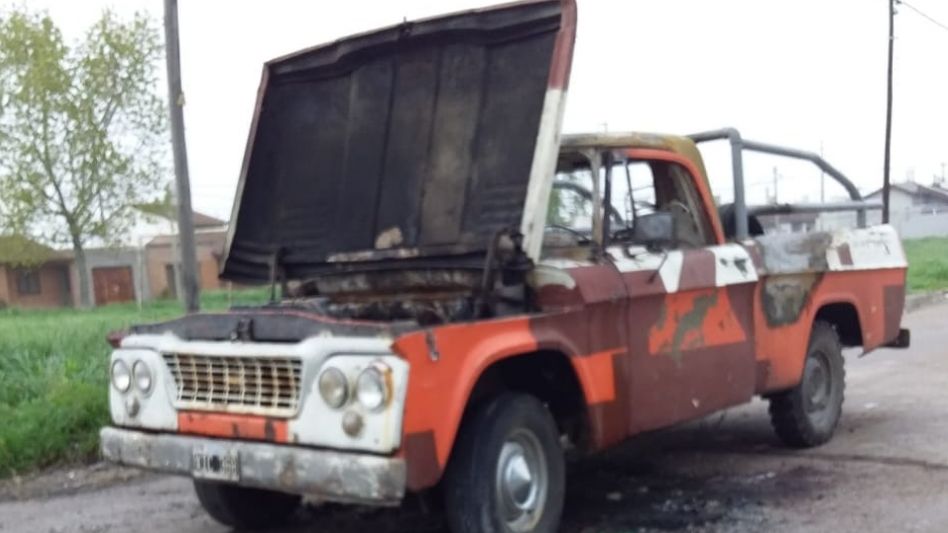 La camioneta en la que se trasladaban el acusado de intentar matar a un menor y un hombre que, al igual que el presunto agresor, resultó lesionado durante esta confrontación. 