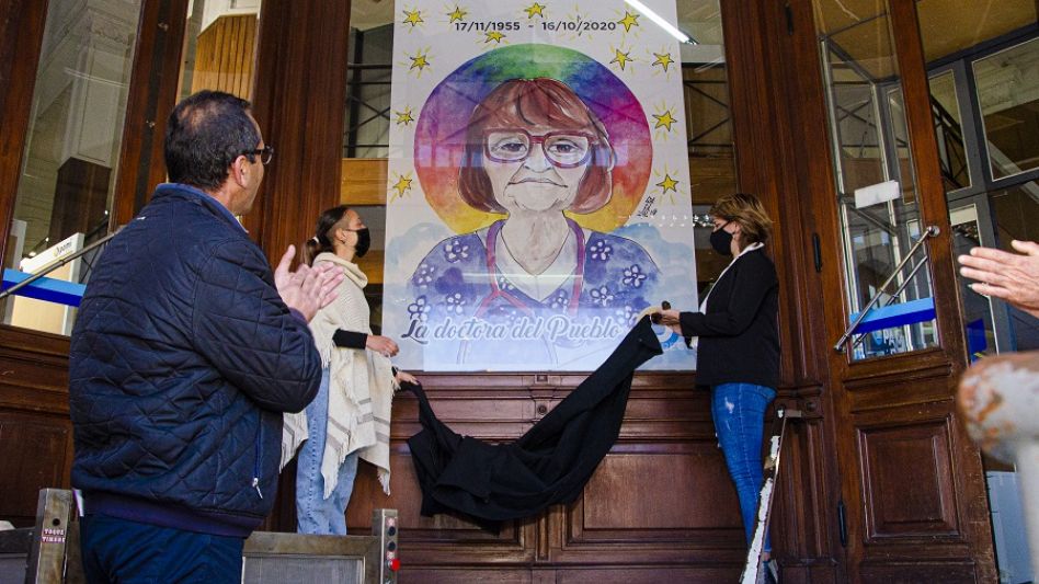 El momento en el que se descubrió la gigantografía en la sede de la UGL XXX de PAMI.
