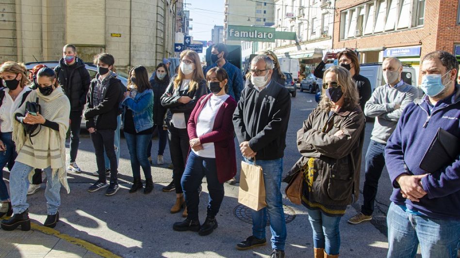 Los asistentes al acto donde se homenajeó a la profesional de la salud fallecida hace un año.