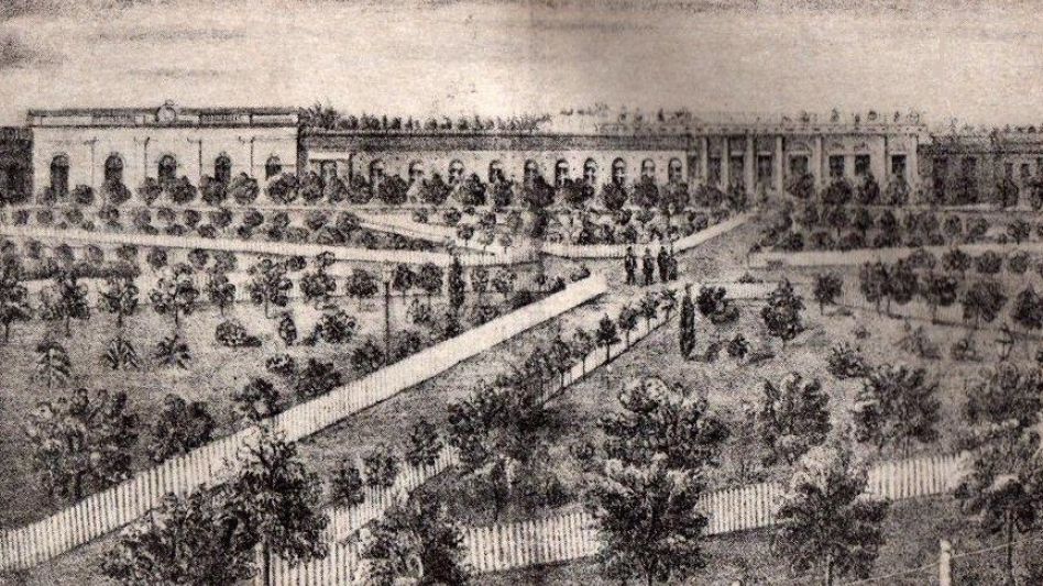 En la edición de Viaje al país de los araucanos se puede apreciar una imagen del aspecto que poseía la por entonces Plaza Colón de nuestra ciudad, la cual hoy conocemos como Plaza San Martín.