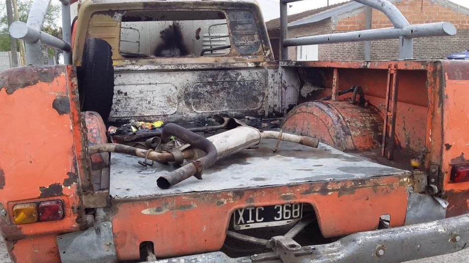 Una camioneta que después fue incendiada. En ese vehículo, el pasado jueves, el considerado autor de este intento de homicidio y un hombre de 62 años habían llegado al Barrio Pedro Burgos.