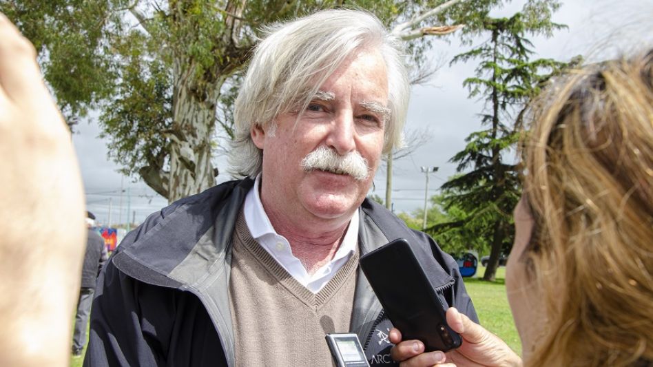Al finalizar el acto, el pasado martes por la mañana, Esteban Bayer ofreció una rueda de prensa.   NACHO CORREA    
