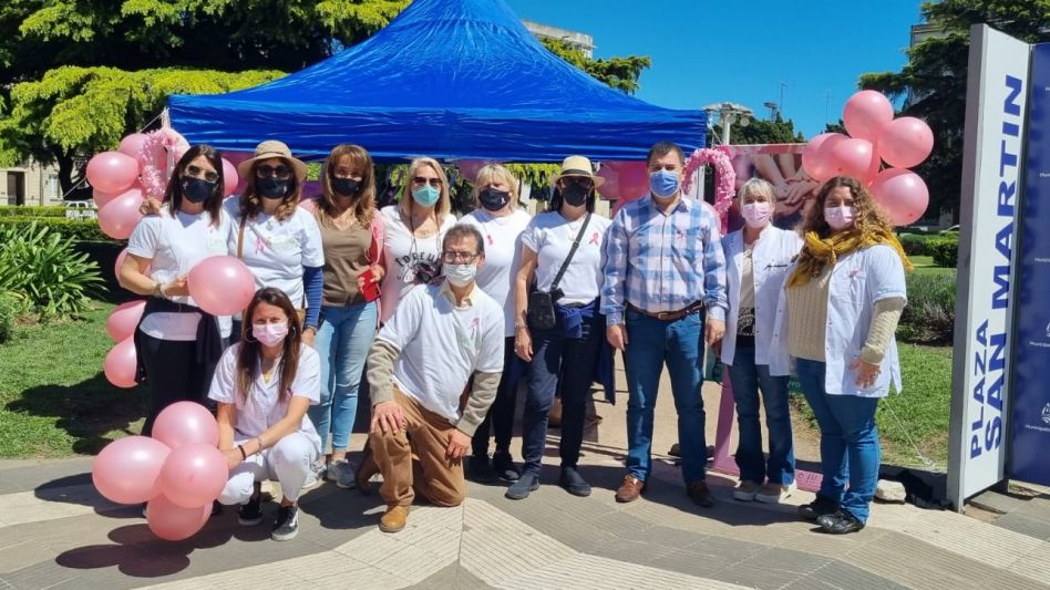 Integrantes del grupo LALCEC-GAPPO junto a agentes sanitarios y al Intendente Municipal, ayer durante la actividad realizada en la plaza San Martín.    PRENSA MUNICIPAL
