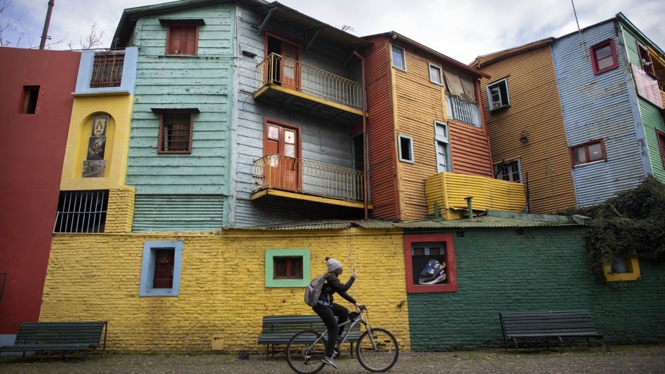En dos ruedas, otra manera de hacer turismo en Buenos Aires. (Xinhua)