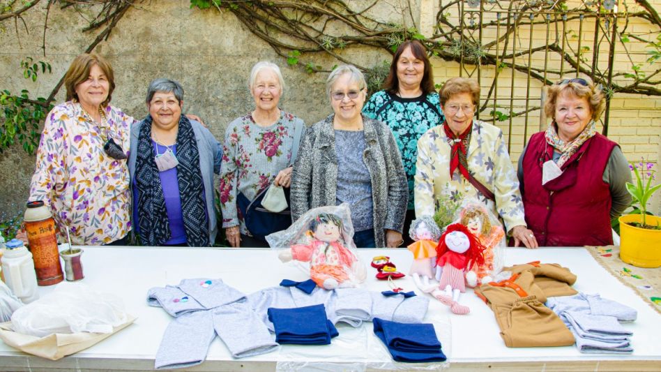 Celina Ramallo, Stella Maris Perafán, Elda Cazenave, Mirta Cazenave, Hilda Carmona, María Rojas y Rosa Dupuy, integrantes del Frente Muñequeras de Azul. FOTOS NACHO CORREA