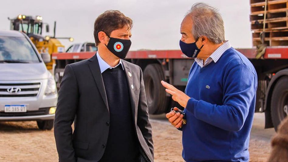 El gobernador bonaerense, Axel Kicillof, acompañado por funcionarios, visitó días pasados Tapalqué. MUNICIPALIDAD DE TAPALQUÉ