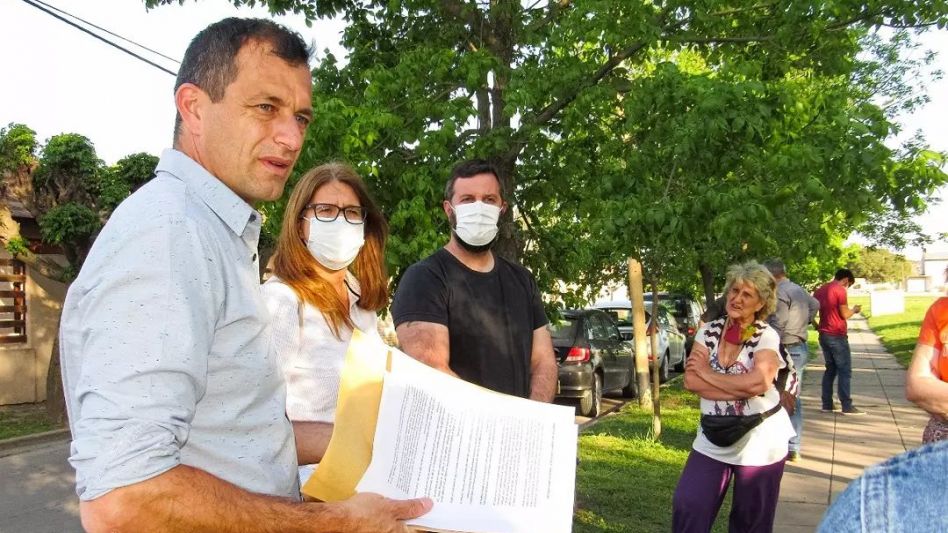 En campaña y con vecinos: los referentes del Frente de Todos escucharon a reclamos de quienes viven en los barrios Güemes y Dorrego.