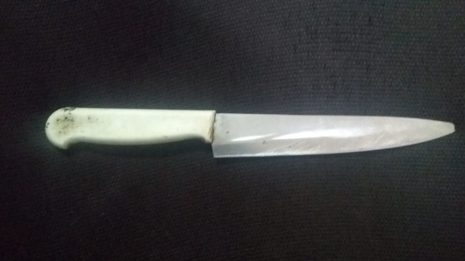 Una cuchilla. La portaba un adolescente que fue retenido en el Barrio Pedro Burgos. EPDS AZUL/PBA