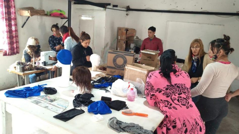 Brisa junto a la Dra. Bianco en el taller, trabajando junto a las internas. PRENSA SPB