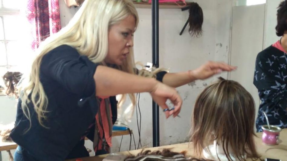 Brisa en plena tarea, dando los últimos toques a las pelucas solidarias. PRENSA SPB