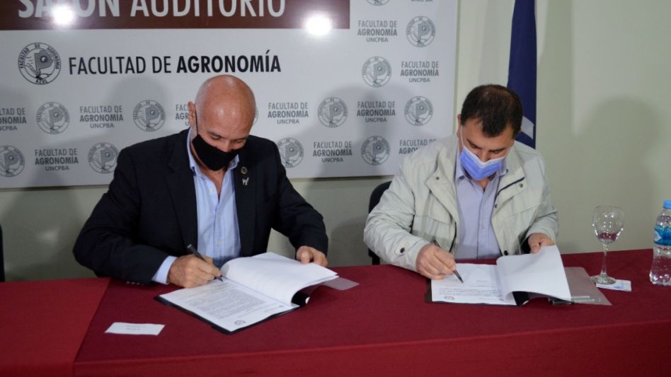 Firmaron convenio para aprovechar cítricos de las calles céntricas   