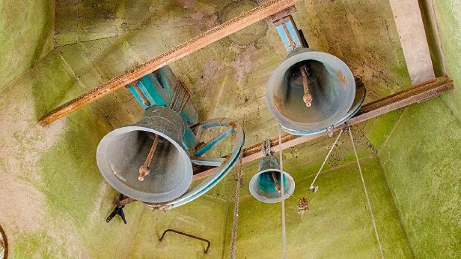 Las tres campanas que con sus tañidos convocan a la feligresía.