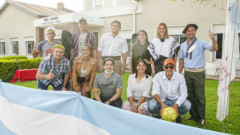Los alumnos de Instituto Superior que interpretaron personajes en la tarde del lunes. 