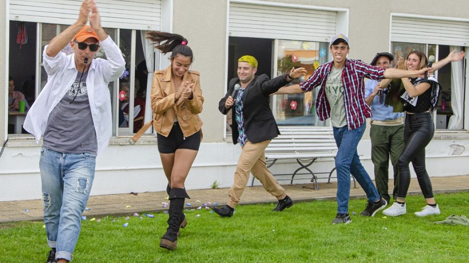 Los ?famosos? en escena haciendo sonreír a los presentes.   FOTOS NACHO CORREA 