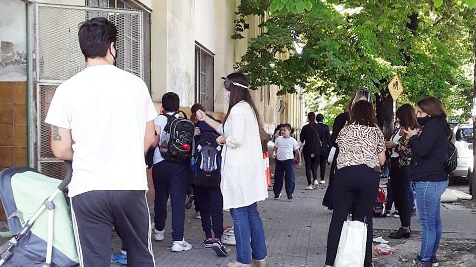 Escuelas bonaerenses: con el 50% de los alumnos vacunados no será obligatorio el barbijo en espacios abiertos