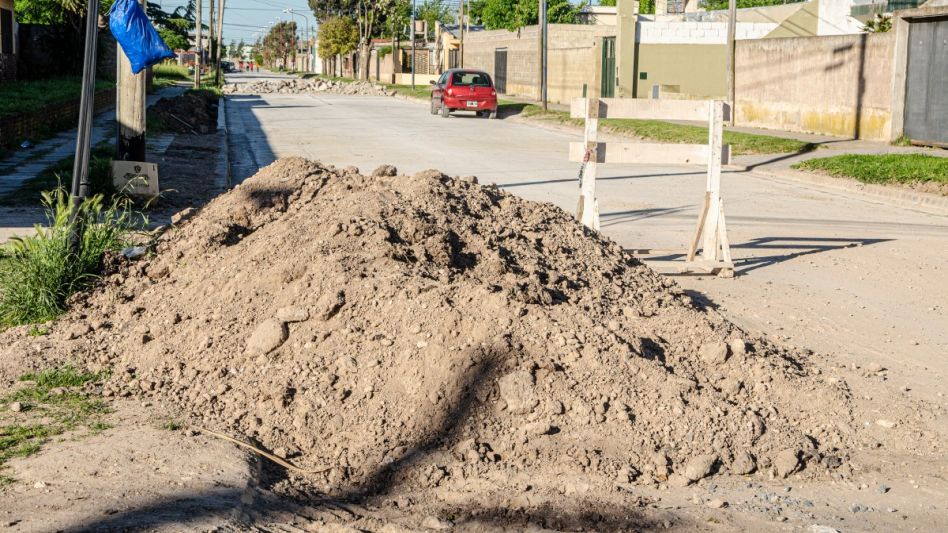 Montañas de escombros y vecinos hartos de no poder circular con normalidad. Más allá del descargo del funcionario municipal, no hay información oficial sobre la fecha de final de obra. NACHO CORREA