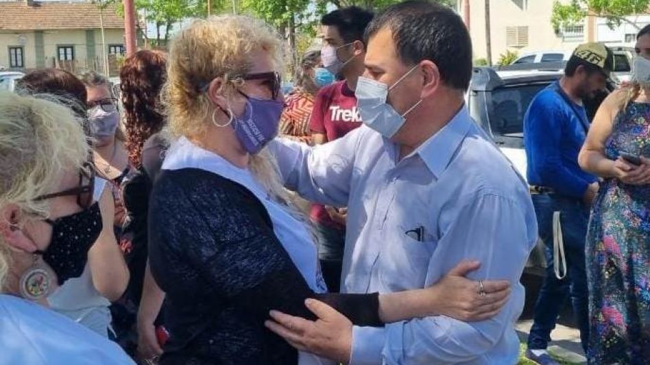 Zárate, mamá de Eliana Mendilaharzu, junto al intendente Bertellys durante el acto en el que se descubrió un banco rojo en la Plaza Ameghino en memoria de la joven víctima de femicidio.