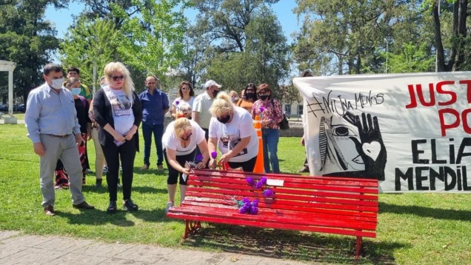Colocaron ayer un banco rojo en memoria de Eliana Mendilaharzu