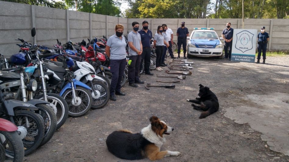 Las motos incautadas en estos operativos, que de manera conjunta realizan personal policial y de la Municipalidad. FOTOS: DESTACAMENTO BALNEARIO/PBA