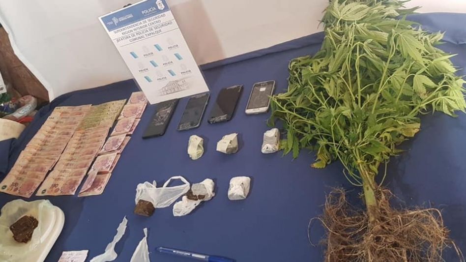 Tenencia ilegitima de estupefacientes con fines de comercio es el delito que le imputan a un albañil tapalquense que, acusado de vender drogas al menudeo, está detenido. 