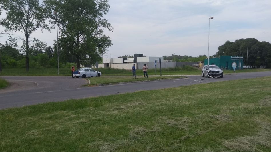 Chocaron un auto y un camión