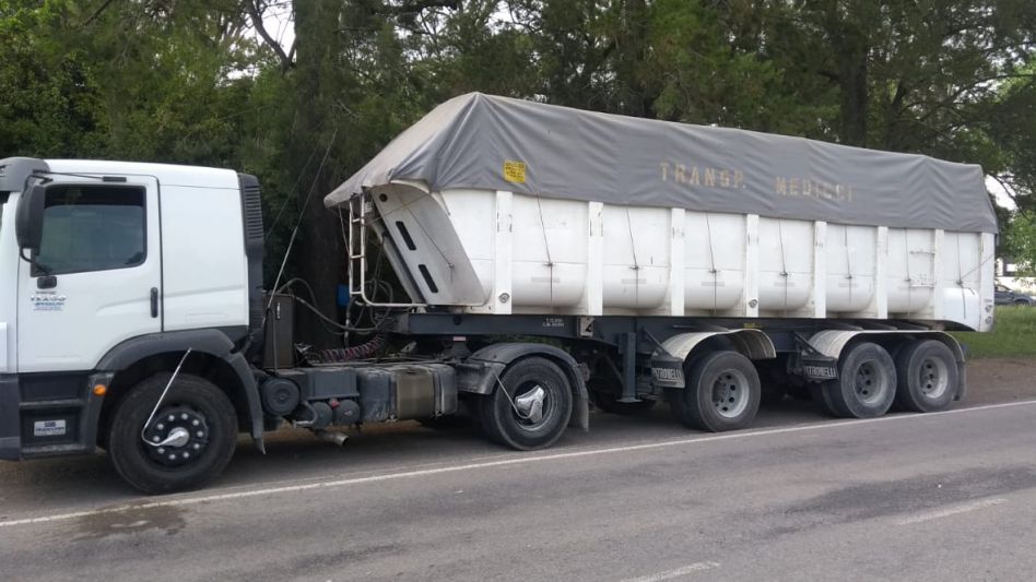 Chocaron un auto y un camión