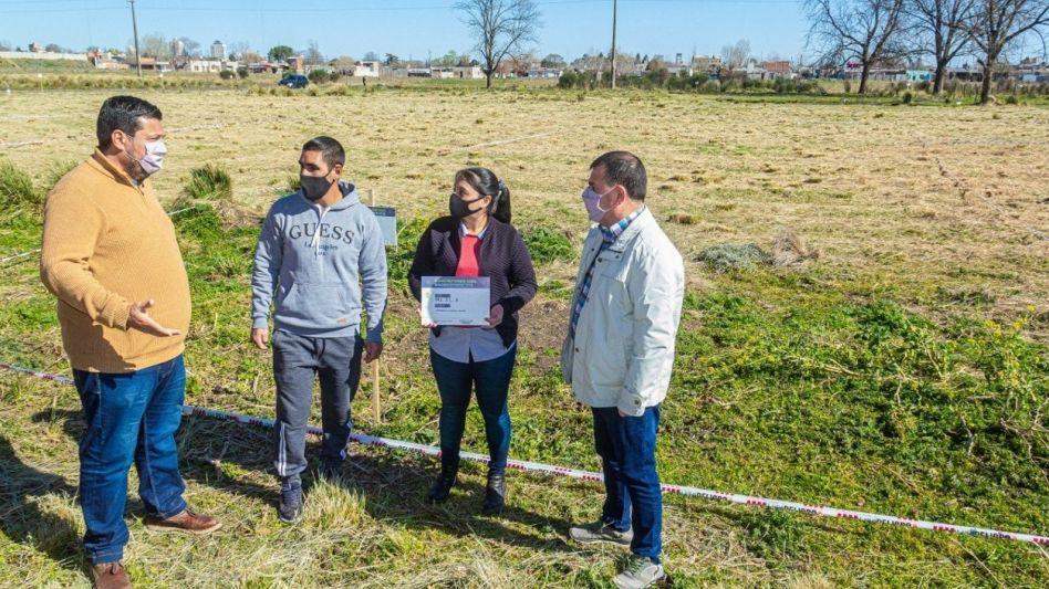 El intendente Hernán Bertellys y el jefe de Gabinete Alejandro Vieyra junto a adjudicatarios del programa Construyendo Azul del barrio Chacras de Bruno. ARCHIVO/PRENSA MUNICIPAL  