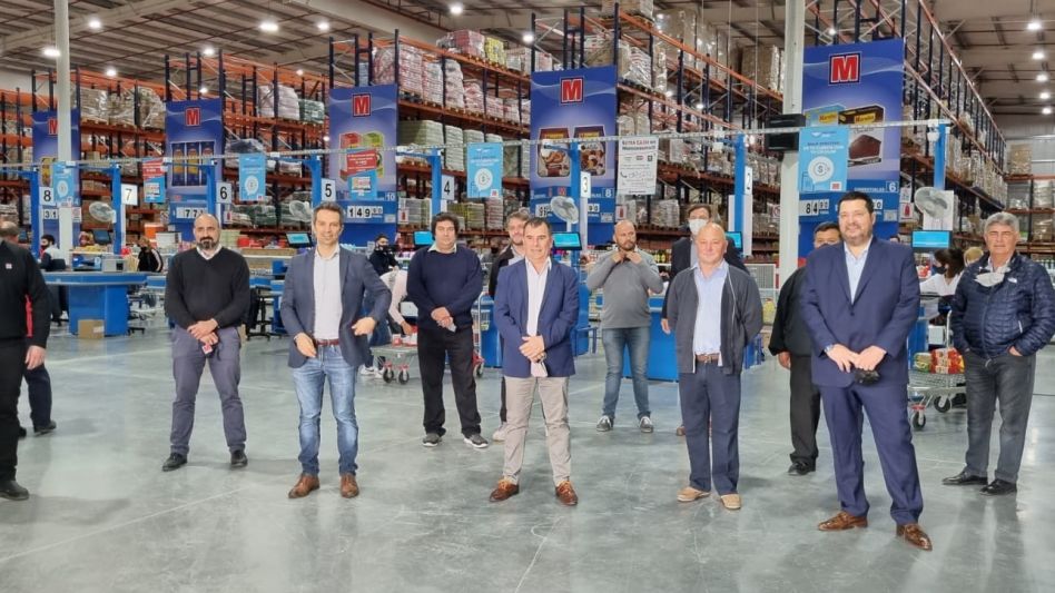 Bertellys acompañó en el corte de cinta y posó junto a los responsables de la firma mayorista de alimentos.    PRENSA MUNICIPAL