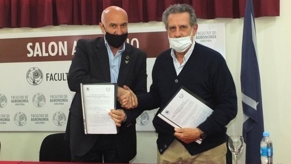 El Dr. Marcelo Aba junto al Dr. Alfredo Martínez, responsable de Laboratorio Azul Diagnóstico SA. PRENSA/UNICEN