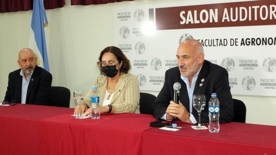 Acto de firmas de convenios en la Facultad de Agronomía