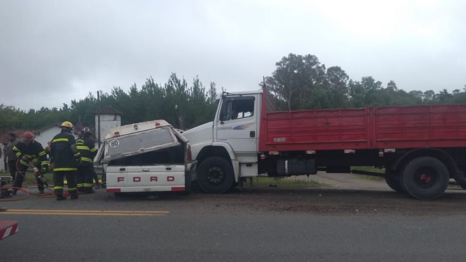 Las tres personas que iban en la camioneta tuvieron que ser hospitalizadas. Se trata de dos varones y una mujer que viven en Cacharí. FOTOS: SUBCOMISARÍA CACHARÍ/PBA