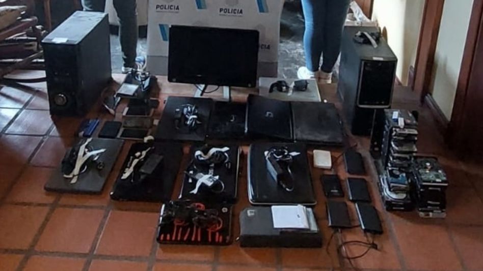 Una imagen del material informático incautado en el procedimiento que tuvo como escenario una casa situada en De Paula y Neuquén. DDI AZUL/PBA