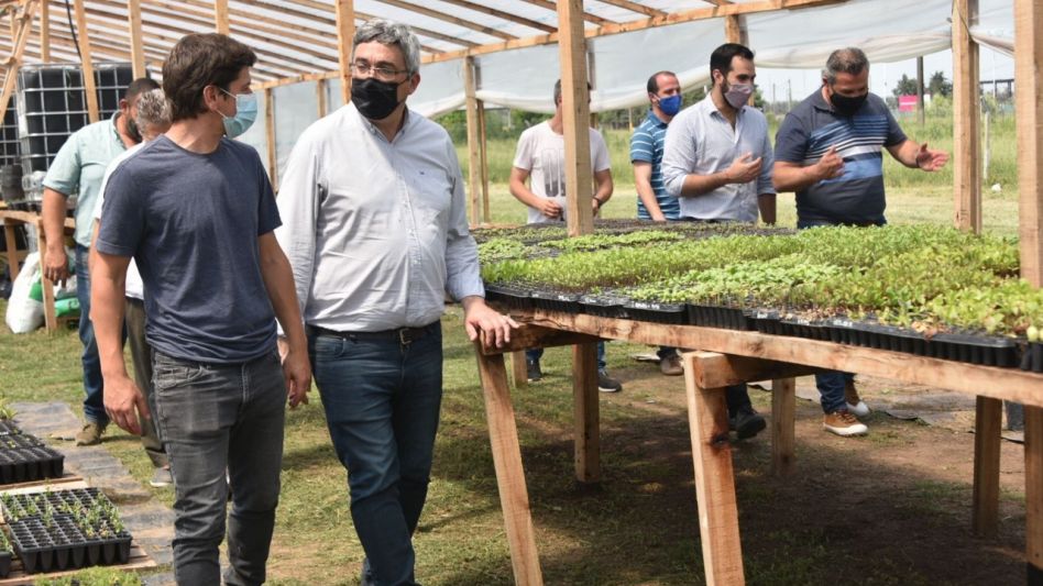 Javier Rodríguez recorre el vivero municipal del partido de General Rodríguez. PRENSA MDA