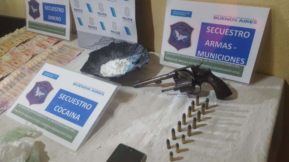 Los elementos incautados por la Policía durante este allanamiento por una infracción a la ley de estupefacientes. La mujer que está detenida es una enfermera que trabaja en el Hospital de Niños.  DROG