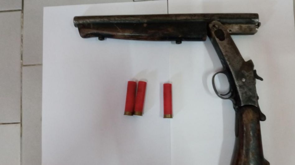 Una escopeta recortada calibre 14 y cartuchos. Los secuestró personal policial durante un allanamiento ordenado por un caso de violencia familiar y de género.  EPDS AZUL/PBA