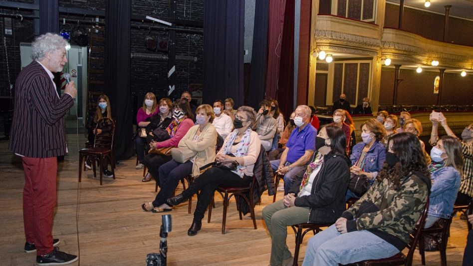 El Licenciado en Historia del Arte y ex director del Palais de Glace, Julio Sapollnik tuvo a su cargo la apertura de Conversaciones en el Teatro. FOTOS NACHO CORREA 