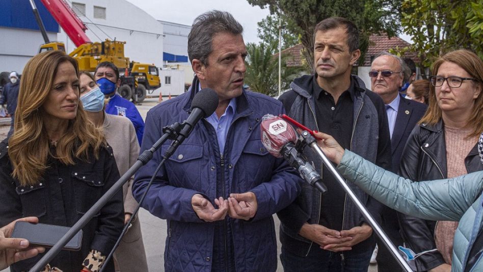 La rueda de prensa que brindaron los dirigentes del Frente de Todos luego de recorrer la planta del Azul Natural Beef DEVESA.  NICOLAS MURCIA