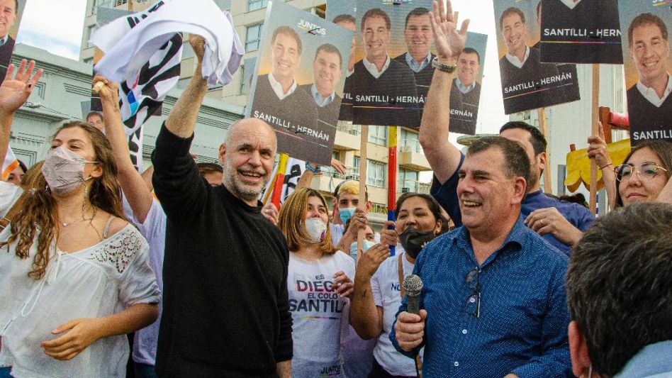 Horacio Rodríguez Larreta ayer cuando pasó por Azul para firmar un convenio de colaboración con el gobierno municipal y luego encabezó una reunión con vecinos y militantes en la Plaza San Martín.   