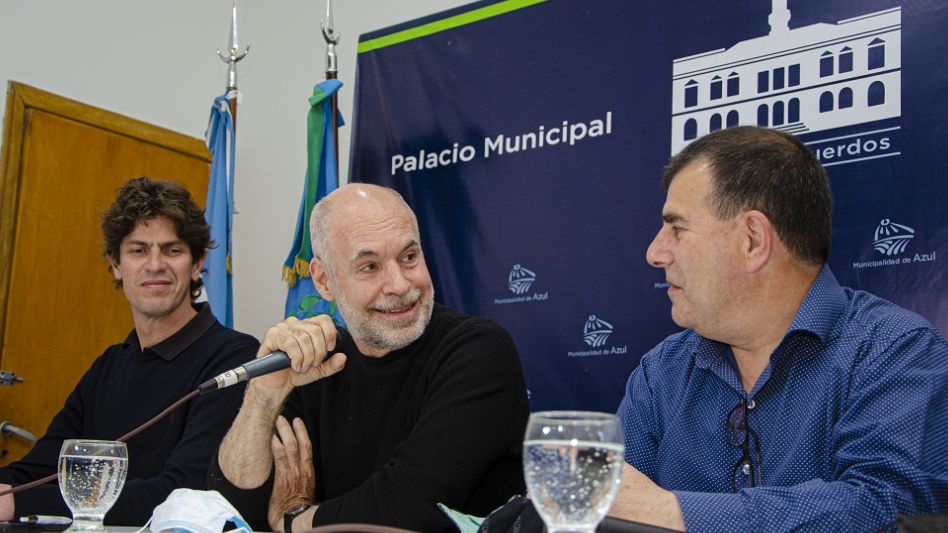 Rodríguez Larreta ayer firmó un convenio de colaboración con el gobierno municipal y luego encabezó una reunión con vecinos y militantes en la Plaza San Martín. NACHO CORREA