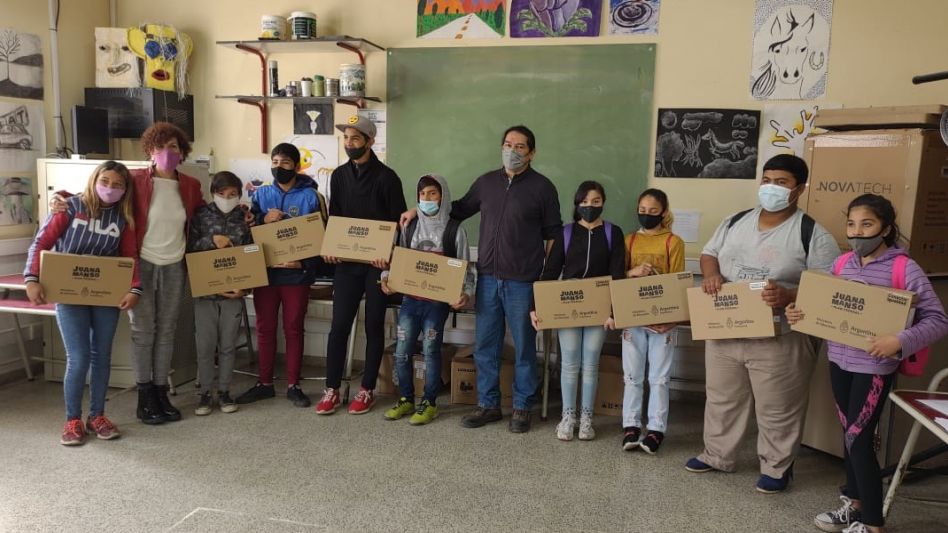 Desde el Gobierno Provincial entregaron  computadoras a estudiantes azuleños