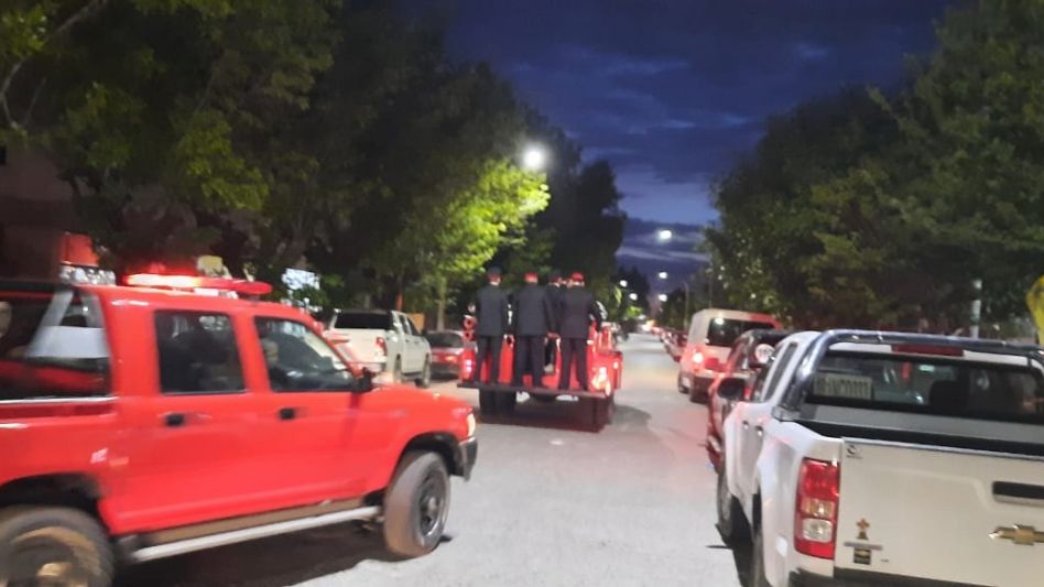 Ayer fueron despedidos los restos de Oscar Illescas, bombero voluntario y empleado municipal. AGENCIA GENERAL ALVEAR/RAFAEL TORRES 