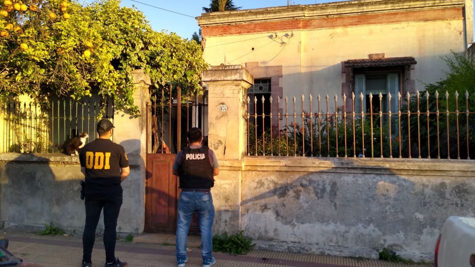 Un hombre que vive en Azul también está detenido por la entradora ocurrida hace dos días. Hoy por la tarde policías allanaron su domicilio y lo arrestaron. FOTO: NACHO CORREA