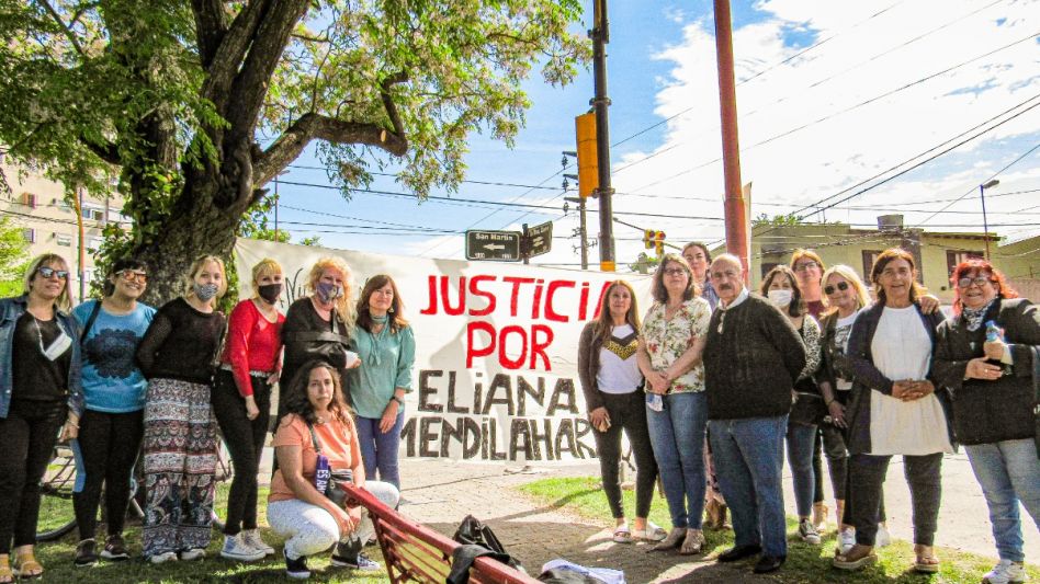 La ministra durante el encuentro con los familiares de Eliana Mendilaharzu, en la plaza donde se inauguró recientemente un banco rojo en su memoria.
