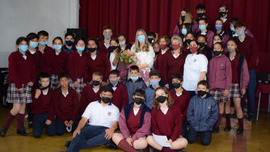 La escritora presentó el trabajo junto a los alumnos del Instituto Carmen A. Micheo de General Alvear, la profesora Mayra Rosas y el personal docente y directivo de la Institución. GENTILEZA LIS SOL