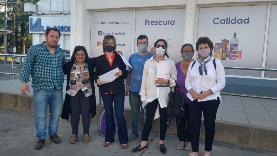 La titular de la Defensoría del Pueblo de Azul Yanina Moulia realizó el miércoles pasado un relevamiento de precios en el supermercado La Anónima de esta ciudad.