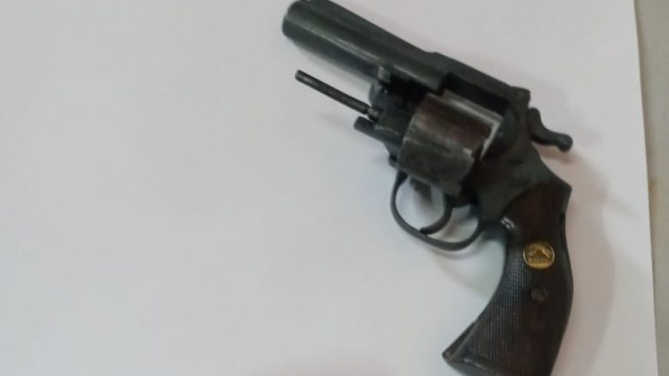 Un revólver calibre 22 y varios proyectiles. Los secuestró la Policía durante el allanamiento que fuera ordenado en el marco de la instrucción de este sumario penal.  SECCIONAL PRIMERA AZUL/PBA   