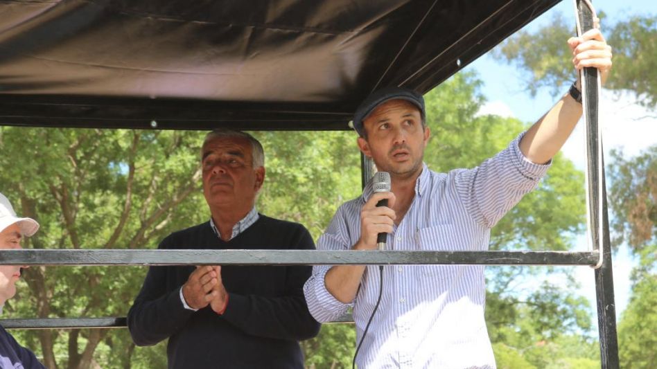El martillero Ricardo Arzoz reconocido por Juan C. Arístegui luego de cumplir 20 años trabajando en la consignataria.