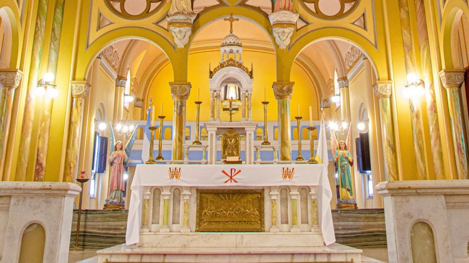Altar Mayor y óleos en la cúpula del presbiterio, parte de la majestuosidad artística del templo Sagrado Corazón de María. NACHO CORREA