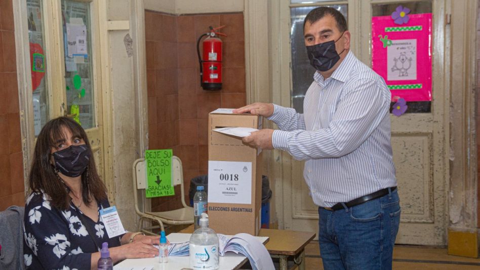 El Jefe Comunal de Azul dialogó con los medios locales luego de votar y se mostró esperanzado en que se eleve la cantidad de ciudadanos que se acerquen este domingo a las urnas.